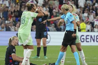 Dvojité slzy italské kapitánky. Zranila se, a pak obrečela vyřazení po sporné penaltě na konci prodloužení - Sport.cz